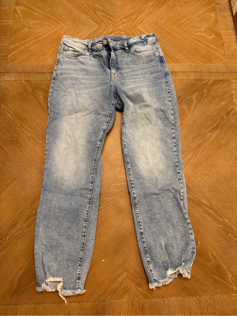 Women’s Light Wash Blue Jeans raw hem